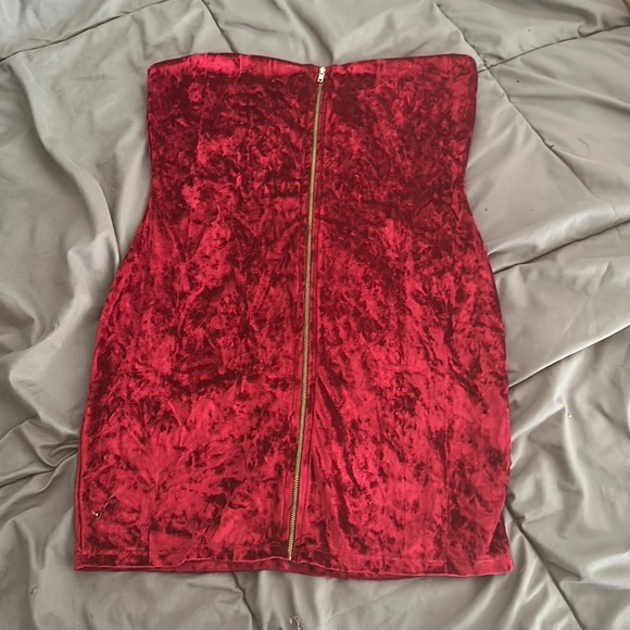 Dresses & Skirts - Sexy velvet red zip down dress!